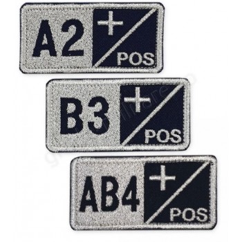 Ecusoane grupa sanguina brodate pe ultramarin cu fir metalic